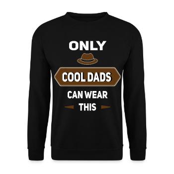 Nur coole Väter können das tragen - Vatertag Idee - Unisex Pullover - Schwarz - Vorne - Alina (178cm) & Michal (187cm)