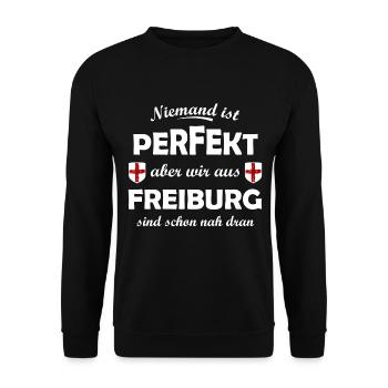 Niemand ist perfekt – Freiburg nah dran - Unisex Pullover - Schwarz - Vorne - Alina (178cm) & Michal (187cm)