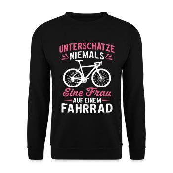 unterschätze niemals eine frau auf einem fahrrad - Unisex Pullover - Schwarz - Vorne - Alina (178cm) & Michal (187cm)