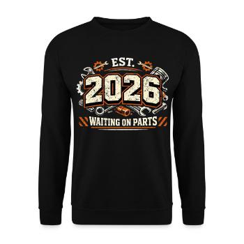 Waiting On Parts 2026 Mechaniker Spruch T-Shirt - Unisex Pullover - Schwarz - Vorne - Alina (178cm) & Michal (187cm)