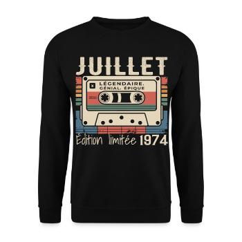 Cassette Rétro 1974 Cadeau Anniversaire Juillet 19 - Sweat-shirt Unisexe - noir - Devant - Alina (178cm) & Michal (187cm)