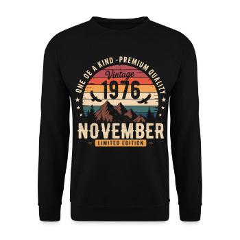 Vintage November 1976 Limited Edition - Unisex Pullover - Schwarz - Vorne - Alina (178cm) & Michal (187cm)