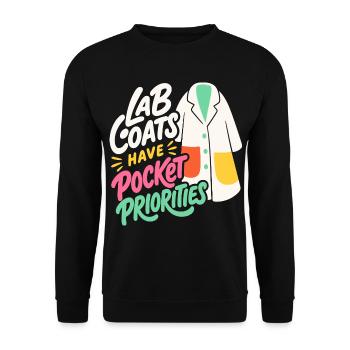 Laborkittel – Lab Coats Have Pocket Priorities - Unisex Pullover - Schwarz - Vorne - Alina (178cm) & Michal (187cm)