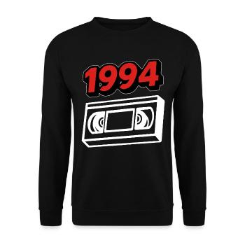 1994 Jahrgang Retro Geburtstag Videokassette - Unisex Pullover - Schwarz - Vorne - Alina (178cm) & Michal (187cm)