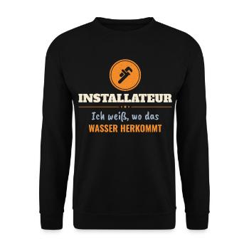 Installateur – Ich weiß, wo das Wasser herkommt - Unisex Pullover - Schwarz - Vorne - Alina (178cm) & Michal (187cm)