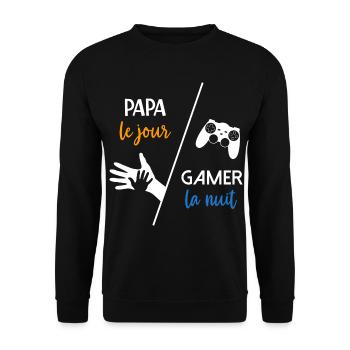 Papa le jour gamer la nuit - humour parent - Sweat-shirt Unisexe - noir - Devant - Alina (178cm) & Michal (187cm)