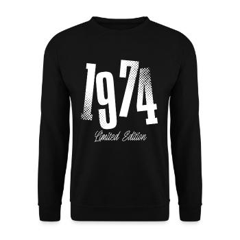 1974 Born birthday Year of construction - Unisex Sweatshirt - black - Front - Alina (178cm) & Michal (187cm)