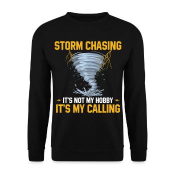 Sturmjäger Sprüche | Gewitter Meteorologe Geschenk - Unisex Pullover - Schwarz - Vorne - Alina (178cm) & Michal (187cm)