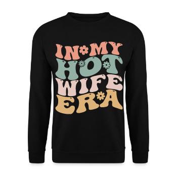 In My Hot Wife Era Lustig verheiratet Groovy Wife Ära - Unisex Pullover - Schwarz - Vorne - Alina (178cm) & Michal (187cm)