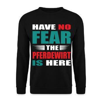 Have no Fear the Pferdewirt is here Outfit - Unisex Pullover - Schwarz - Vorne - Alina (178cm) & Michal (187cm)