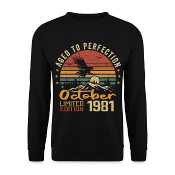 Vintage October 1981 - October 1981 Retro Gift - Unisex Sweatshirt - black - Front - Alina (178cm) & Michal (187cm)