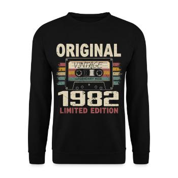1982 Geburtstagsgeschenk 1982 Jahrgang 1982 Retro - Unisex Pullover - Schwarz - Vorne - Alina (178cm) & Michal (187cm)