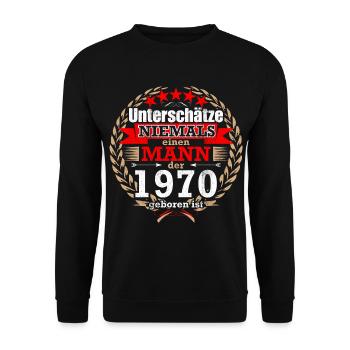 Unterschätze NIE einen Mann, der 1970 geboren ist! - Unisex Pullover - Schwarz - Vorne - Alina (178cm) & Michal (187cm)