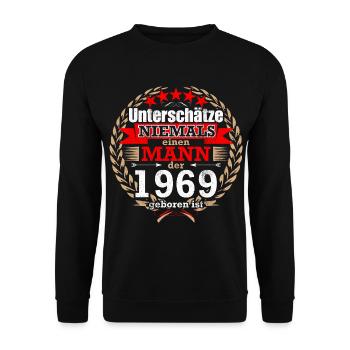 Unterschätze NIE einen Mann, der 1969 geboren ist! - Unisex Pullover - Schwarz - Vorne - Alina (178cm) & Michal (187cm)