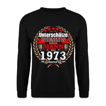Unterschätze NIE einen Mann, der 1973 geboren ist! - Unisex Pullover - Schwarz - Vorne - Alina (178cm) & Michal (187cm)