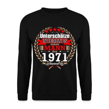 Unterschätze NIE einen Mann, der 1971 geboren ist! - Unisex Pullover - Schwarz - Vorne - Alina (178cm) & Michal (187cm)
