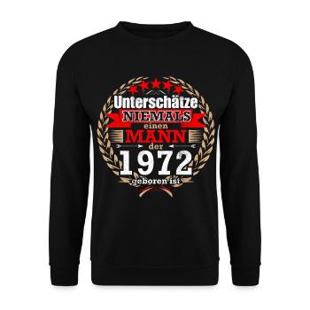 Unterschätze NIE einen Mann, der 1972 geboren ist! - Unisex Pullover - Schwarz - Vorne - Alina (178cm) & Michal (187cm)