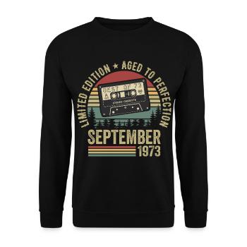 Né en septembre 1973 Millésime 1973 - Sweat-shirt Unisexe - noir - Devant - Alina (178cm) & Michal (187cm)