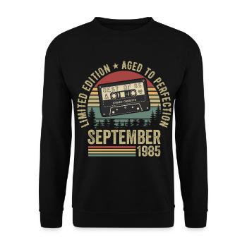 Born in September 1985 Vintage 1985 - Unisex Sweatshirt - black - Front - Alina (178cm) & Michal (187cm)