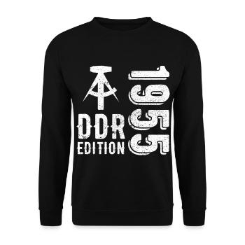 DDR 1955 Edition Geschenk - Unisex Pullover - Schwarz - Vorne - Alina (178cm) & Michal (187cm)