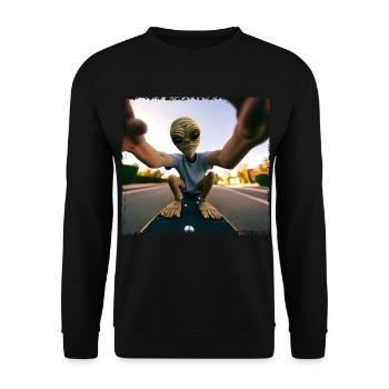 Alien Skateboard Selfie - Unisex Pullover - Schwarz - Vorne - Alina (178cm) & Michal (187cm)
