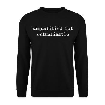 Unqualified but Enthusiastic – Lustiges Statement - Unisex Pullover - Schwarz - Vorne - Alina (178cm) & Michal (187cm)