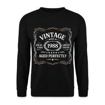 Vintage Design – "Made in 1988, Aged Perfectly" - Unisex Sweatshirt - black - Front - Alina (178cm) & Michal (187cm)