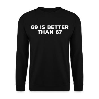 69 Is Better Than 67 - lustige erwachsenen Sprüche - Unisex Pullover - Schwarz - Vorne - Alina (178cm) & Michal (187cm)