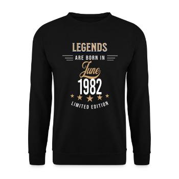 Legends werden im Juni 1982 geboren - Unisex Pullover - Schwarz - Vorne - Alina (178cm) & Michal (187cm)