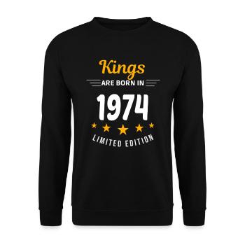 Kings SIND GEBOREN IM JAHR 1974 - Unisex Pullover - Schwarz - Vorne - Alina (178cm) & Michal (187cm)