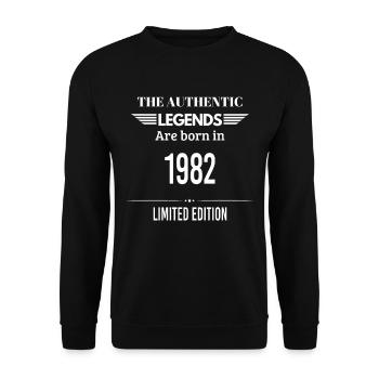 LEGENDS ARE BORN IN LIMITIERTER AUFLAGE VON 1982 - Unisex Pullover - Schwarz - Vorne - Alina (178cm) & Michal (187cm)