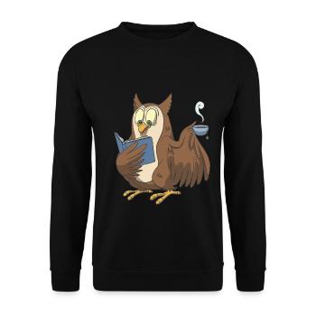 Bücher Eule mit einer Tasse Tee - Unisex Pullover - Schwarz - Vorne - Alina (178cm) & Michal (187cm)