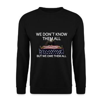 We Don't Know Them All But We Owe Them All Veteran - Unisex Pullover - Schwarz - Vorne - Alina (178cm) & Michal (187cm)