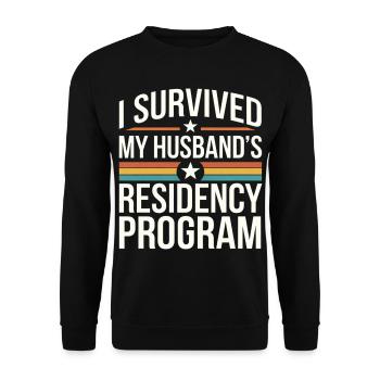 I Survived My Husband's Residency Program 9 - Unisex Pullover - Schwarz - Vorne - Alina (178cm) & Michal (187cm)