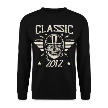 Klassisches Geburtstagsgeschenk im Jahr 2012 - Unisex Pullover - Schwarz - Vorne - Alina (178cm) & Michal (187cm)