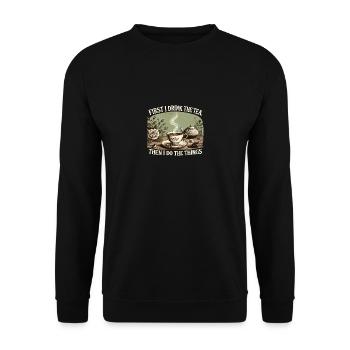 Erst trinke ich den Tee, dann mache ich die Dinge - Unisex Pullover - Schwarz - Vorne - Alina (178cm) & Michal (187cm)
