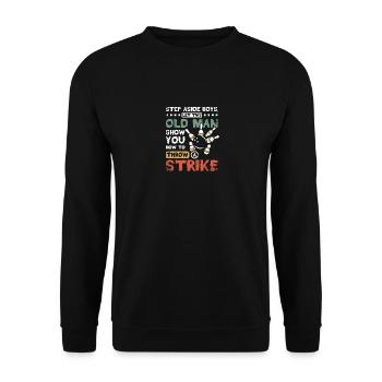 Let this old man show you how to strike - Unisex Pullover - Schwarz - Vorne - Alina (178cm) & Michal (187cm)