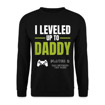 Level Up Daddy – Gamer Väter Design - Unisex Sweatshirt - black - Front - Alina (178cm) & Michal (187cm)