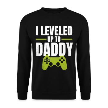 I Leveled Up to Daddy - Unisex Pullover - Schwarz - Vorne - Alina (178cm) & Michal (187cm)
