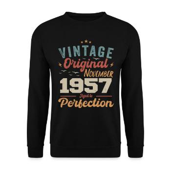 Legendär Seit November 1957 - 1957 - Unisex Pullover - Schwarz - Vorne - Alina (178cm) & Michal (187cm)