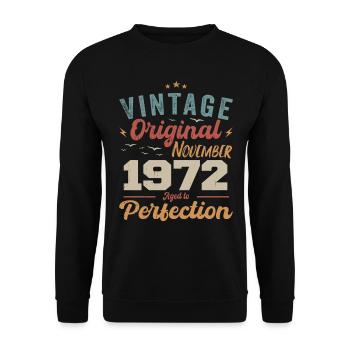 Legendär Seit November 1972 - 1972 - Unisex Pullover - Schwarz - Vorne - Alina (178cm) & Michal (187cm)