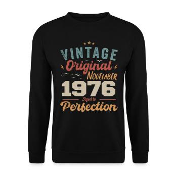 Legendär Seit November 1976 - 1976 - Unisex Pullover - Schwarz - Vorne - Alina (178cm) & Michal (187cm)
