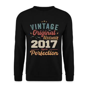 Legendär Seit November 2017 - 2017 - Unisex Pullover - Schwarz - Vorne - Alina (178cm) & Michal (187cm)