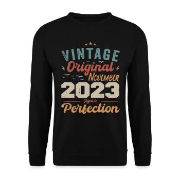Legendär Seit November 2023 - 2023 - Unisex Pullover - Schwarz - Vorne - Alina (178cm) & Michal (187cm)