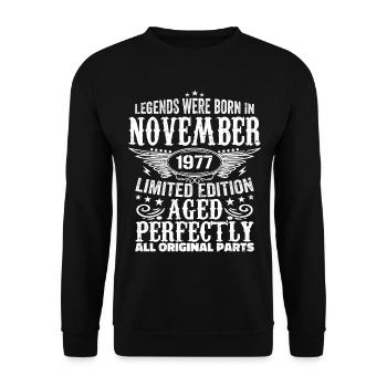 Legendary since November 1977 - 1977 November - Unisex Pullover - Schwarz - Vorne - Alina (178cm) & Michal (187cm)