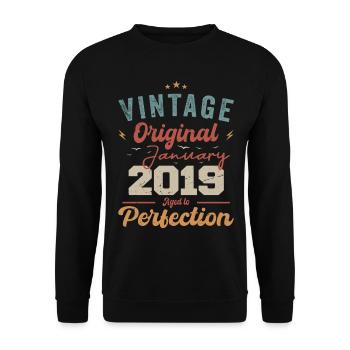 Januar 2019 Legende seit 5 Jahren - Unisex Pullover - Schwarz - Vorne - Alina (178cm) & Michal (187cm)