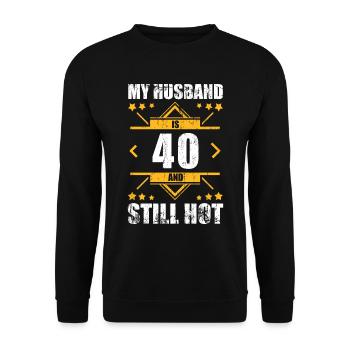 My Husband Is 40 And Still Hot 40th Birthday - Unisex Pullover - Schwarz - Vorne - Alina (178cm) & Michal (187cm)
