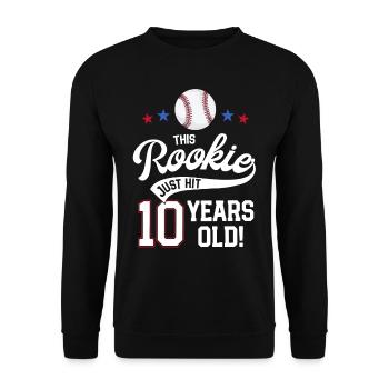 Baseball-Geburtstagsfeier Dieser Rookie hat gerade 10 getroffen - Unisex Pullover - Schwarz - Vorne - Alina (178cm) & Michal (187cm)
