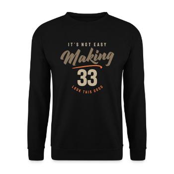 33. Geburtstag Es ist nicht einfach, 33 Jahre alt zu werden - Unisex Pullover - Schwarz - Vorne - Alina (178cm) & Michal (187cm)