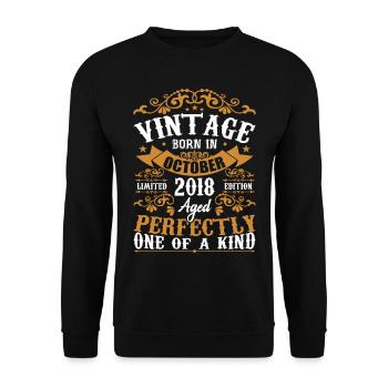 2018 Retro 2018 Oktober Jubiläum Oktober 2018 - Unisex Pullover - Schwarz - Vorne - Alina (178cm) & Michal (187cm)